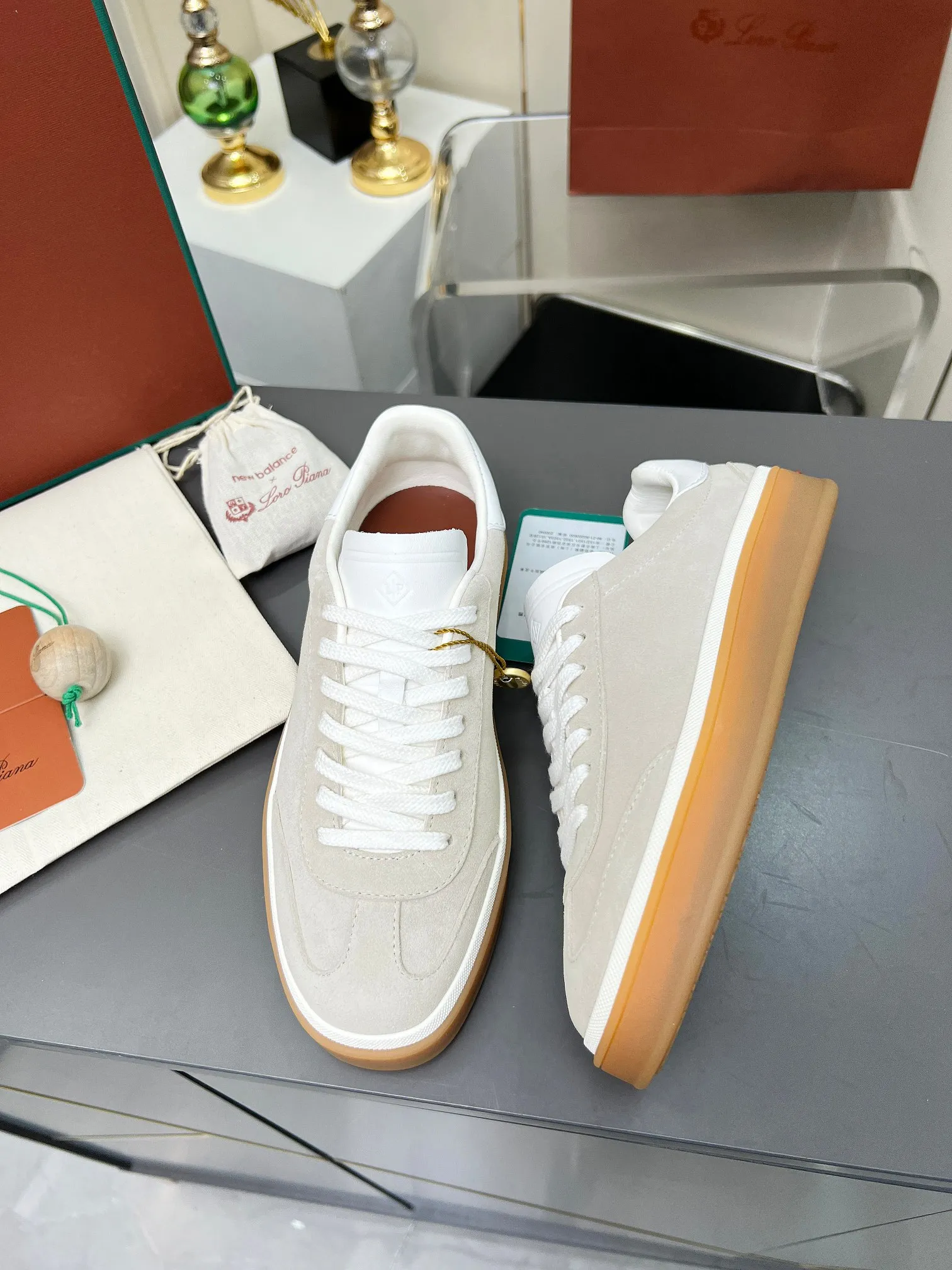 Factory price: 580💰Purchase level, high version🦅⛳️ Italy [Loro men's shoes💰iana] Tennis walk series L men's shoes💰Couple moral training shoes casual sports shoes sneakers🎁🎁 Original purchase development and production This new suede tennis shoe adopts an ultra-low design, suitable for wearing all year round👫👫 The wrapped sole creates an effortlessly attractive color combination that harmoniously blends functionality with understated style, making it the ideal shoe for urban wear. Soft calfskin tongue with Kummel color insert at the heel, embossed L Men's shoes 💰 Logo Cotton lace upper, cowhide suede sole Rubber-lined calfskin ✦ Upper: imported first-layer cowhide ➕ Customized original cowhide ✦ Lining: cowhide lining ➕ Cow leather insole ✦ Sole: Original open-molded T men's shoe 💰R ultra-lightweight outsole ✦Packaging: Original full set of packaging ✦Female size: 35--40, ✦Male size: 39--44, customized 45
